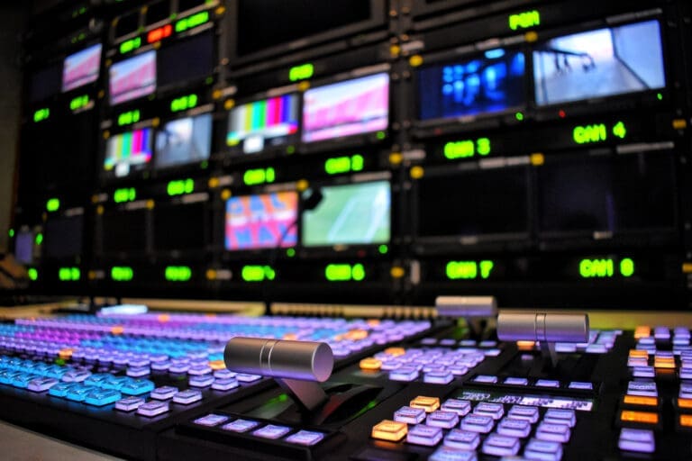 How to Support the 2 Major Approaches to Multi-View Live Streaming